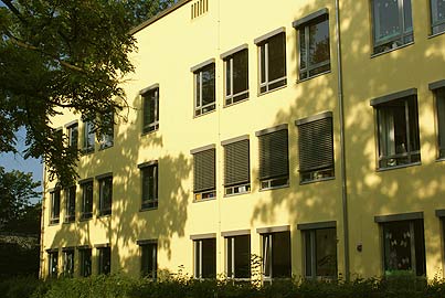 Blick vom Schulhof auf die Grundschule Herrenbach